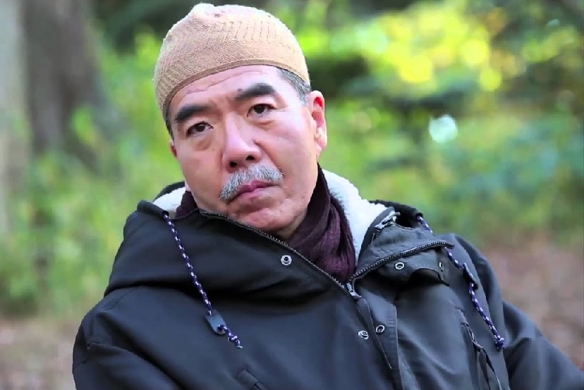 ياباني يسلم بسبب مكتبة والده الراهب البوذي